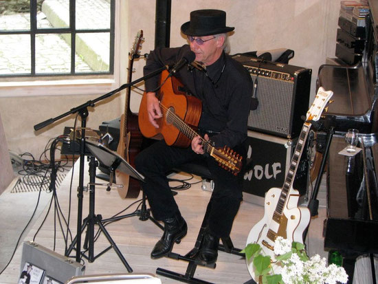 GRY WOLF IM GRAUEN HOF ZU GAST