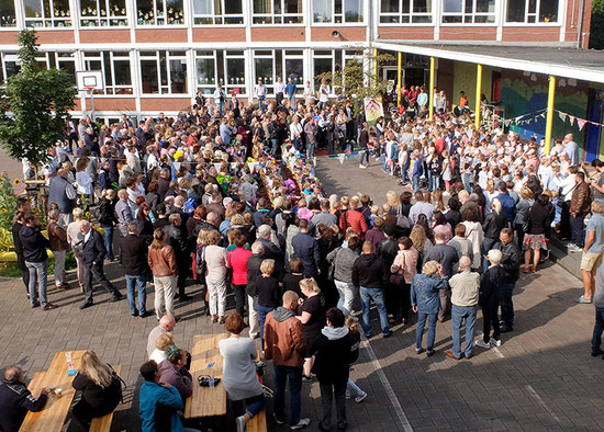 Begrüßung von 75 Kindern in der Galenschule.