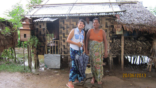 La nouvelle hutte, avec la mère du foyer et notre coordinatrice qui, entre autres activités, visite régulièrement les familles dont nous nous occupons. Cette diplomée en sciences sociales de 25 ans reçoit un salaire de PASDB.