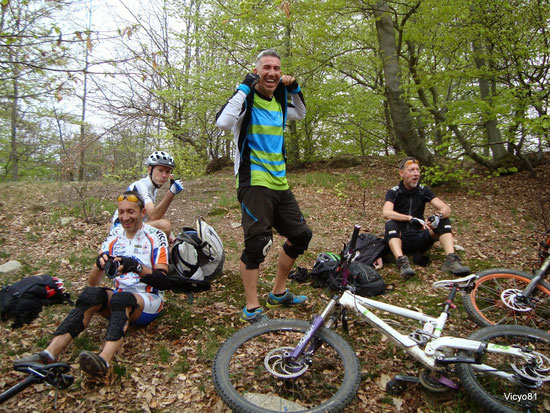 in zona  Moncalarda alta ha inizio il paradiso dei bikers un pistino di tutto rispetto....D'OBBLIGO LE PROTEZIONI!!! 