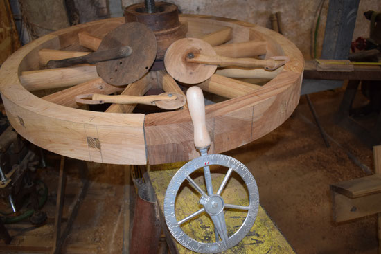 La fabrication et la restauration traditionnelle des roues en bois de  voitures à cheval - Ecurie d'attelage La Combe du Puy