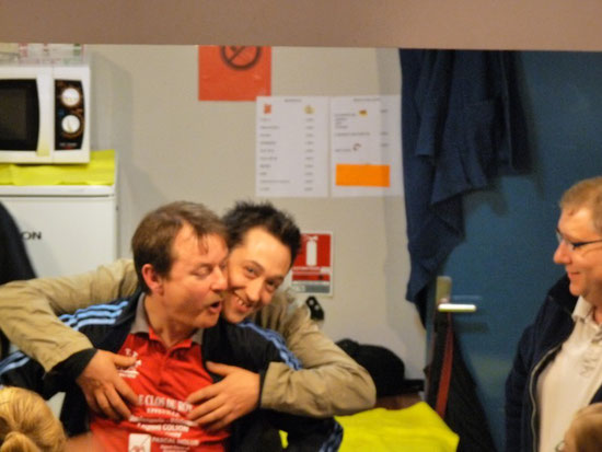 Le Trésorier Serge Gombart constate la bonne humeur d'Eric et de Manu.