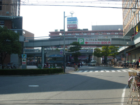 ④北面　案内看板（東側から　ここを左折）