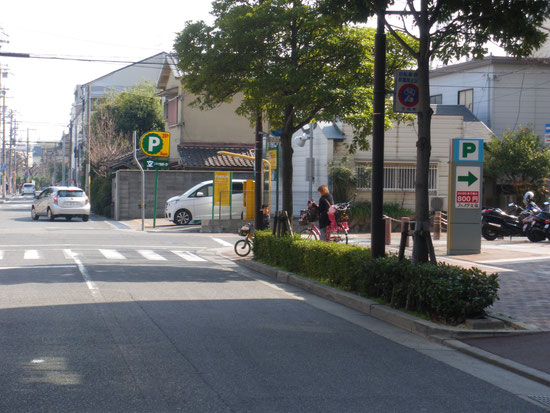 ⑤南東面　案内看板（北側から　ここを右折）