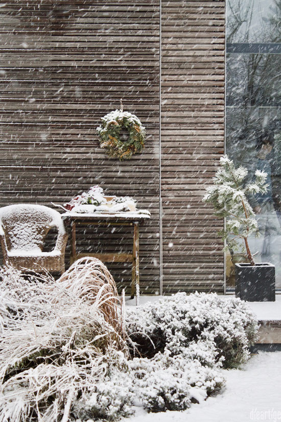 dieartigeBLOG - Wintergarten, Terrasse im Schneegestöber, Schiebeläden