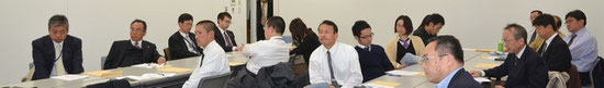 熱心に聞き入る参加者