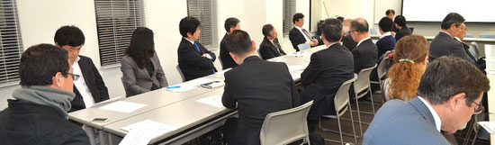 講演に聞き入る参加者