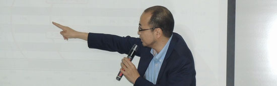 熱弁中の井手先生
