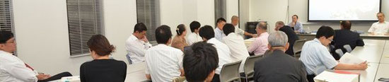 質疑応答に聞き入る参加者