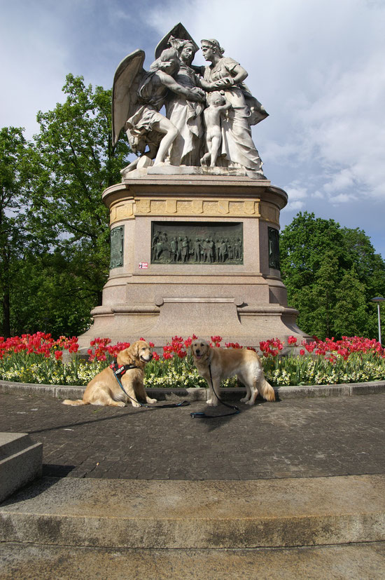 am Denkmal zmitz ih dä Stadt Basilea