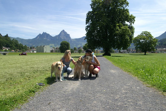 Sina küsst mit Frauchen Conny