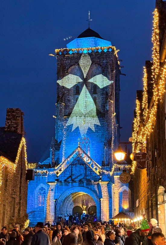 Locronan, mittelalterliches Städtchen in der Bretagne mit weihnachtlicher Beleuchtung