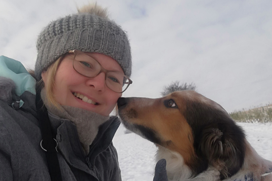 Julia Georgi mit Hund: Alltagsmomente schätzen