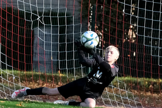 Max Hüper zeigt im SCR-Kasten eine starke Leistung. Die Rintelner C-Junioren unterliegen dem Spitzenreiter mit 0:1.
