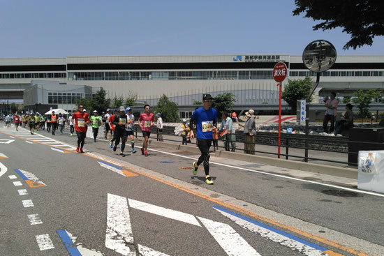 黒部宇奈月温泉駅前を通過するランナー達