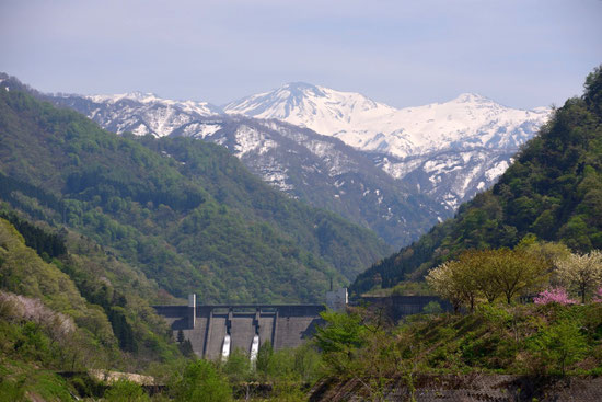 小川ダムと朝日岳