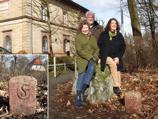 Isabel Schilling und Christel Thomsen vom Vorstand des Geschichtsvereins Buchschlag umrahmen Dr. Wilhelm Ott, Obmann für die historischen Grenzsteine der Landschaft Dreieich. © Privat