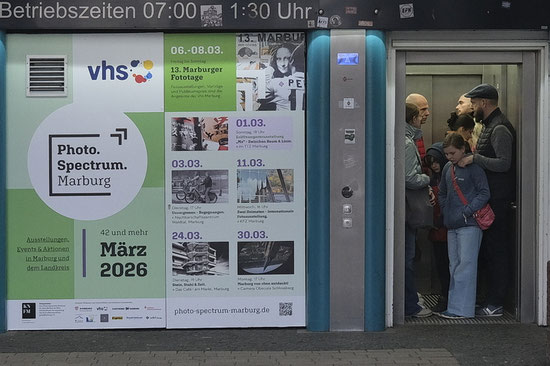 Fotografiewelten, Streetfotografie, Marburg, Photo.Spectrum.Marburg, KulturNetzwerkFotografieMarburg, Werbung, Aufzug, Plakat,Marburg, 13.Fototage der vhs, 
