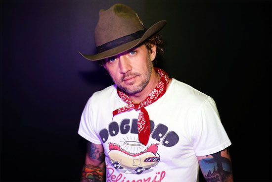 Countrysänger Jeremy McComb und Band aus Nashville/Tennessee legen am 6. September einen Tourstopp bei der Messe "Americana" in Friedrichshafen ein. McComb hat bisher fünf Alben veröffentlicht und sich eine internationale Fangemeinde erspielt. Foto: Promo