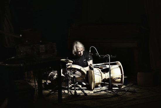 "West–Eastern-Divan – Sonic-Fusion-Deluxe": Multiinstrumentalist Friedrich Glorian (Bild) wird am kommenden Sonntag gemeinsam mit Percussionistin Hyo Jin Shin und Keyboarder Hans Joachim Irmler im Faust Studio in Scheer auftreten. Foto: Promo
