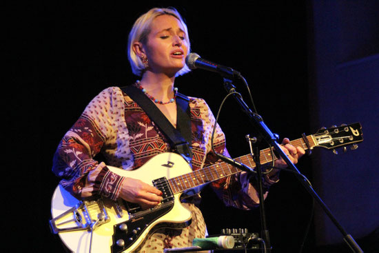 Ausgeruhte Gangart, dennoch intensiv und unter die Haut gehend: Die britische Singer/Songwriterin Mimi "Reema" Westernhagen beim "Sanfte Töne Festival". Foto: Miche Hepp