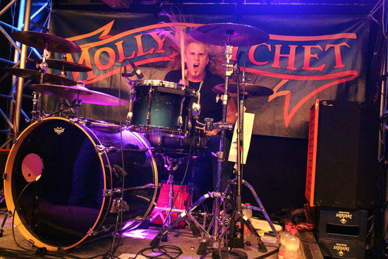 Die stets wehende Mähne ist sein Markenzeichen: Shawn Beaver beim Drum-Solo.