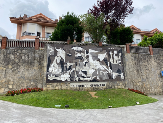 riproduzione della Guernica di Picasso su una facciata di una strada di Guernica