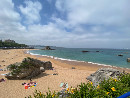 spiaggia dorata di El Sardinero di Santander, con vista sull'Oceano