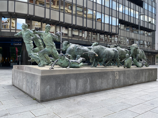 statua di tori e toreri davanti a Plaza de Toros a Pamplona