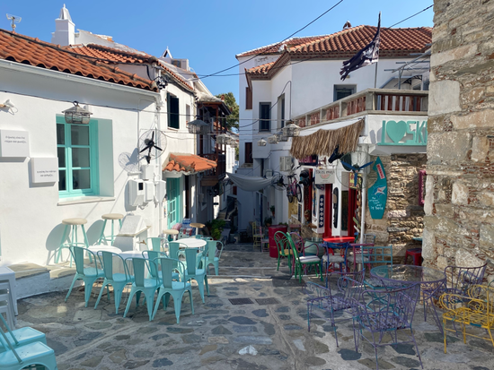case colorate nel centro di Skopelos