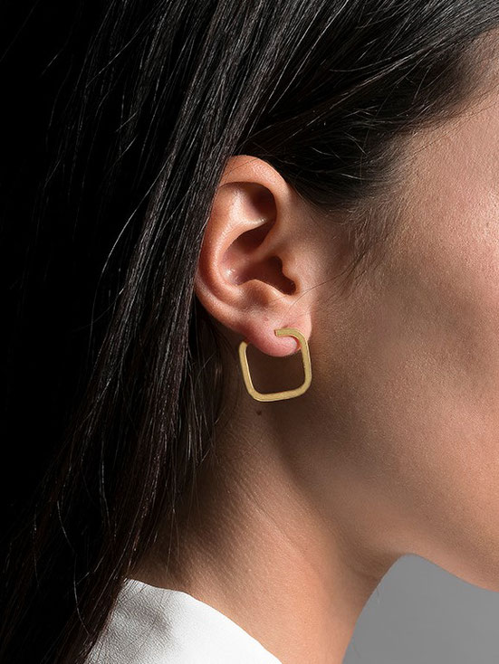 boucles d'oreilles carrées en argent vermeil doré portées sur oreille de femme