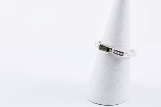 bague carrée en or blanc sertie d'une tourmaline baguette sur un cone blanc