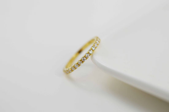 alliance femme  2 mm en or jaune 18 carats et diamants