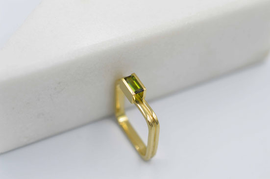 Bague en or jaune 18 carats recyclé sertie d'une tourmaline verte taille baguette