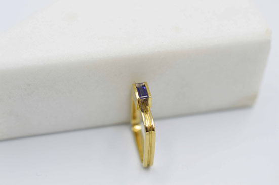 Bague en or jaune 18 carats recyclé sertie d'une iolite baguette