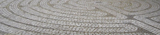 Beschwerlicher Weg in die Bubiker Kirchenpflege: Labyrinth auf dem Vorplatz der Kirche Bubikon (Bild: buebikernews)
