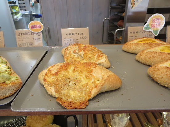 小さなパン屋 moitieのごまぱんが置かれている陳列棚。