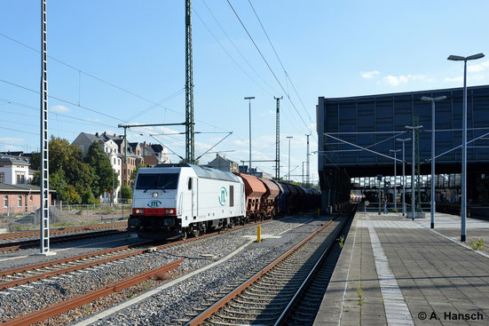 Eine langen Leerzug aus Getreidewagen zieht 285 106-1 der ITL am 28. August 2014 durch Chemnitz Hbf.