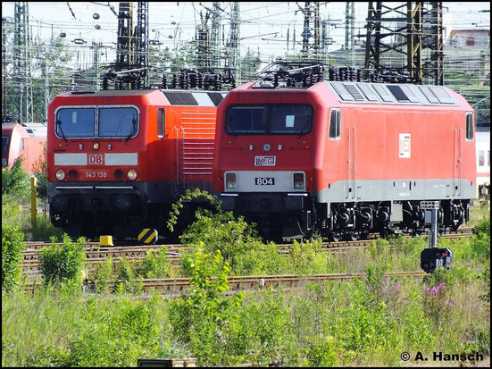 156 004-4 (MEG 804) steht am 2. Juni 2012 im Vorfeld des Leipziger Hbf. Daneben sonnt sich 143 139-4