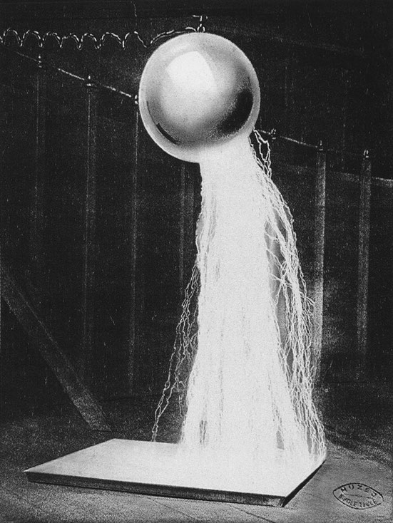 Discharge between a ball of 80 cm of diam and the ground plate