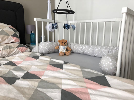 Beistellbett Babybay mit Steiff Teddybär neben dem Elternbett