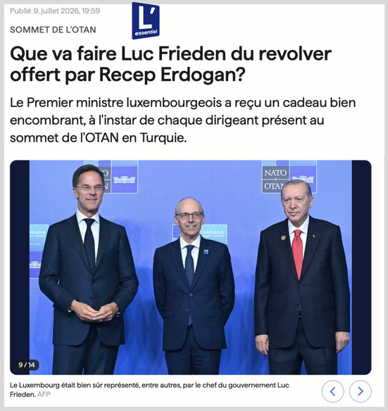 Screenshot L'Essentiel. Ee gléckleche Luc Frieden um NATO-Sommet, de 7. an 8. Juli zu Ankara. Kee Wonner, krut hien dach vu sengem Verbündeten Recep Erdogan ee gravéierte Revolver an nach 6 Kugele geschenkt.