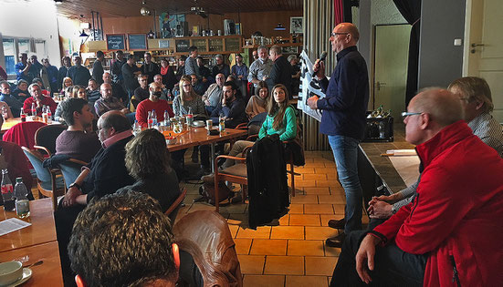 Volles Haus bei der Streikversammlung in Stuttgart. Am Mikrophon DJV-Verhandlungsführer Kajo Döhring. Bild: Dagmar Lange