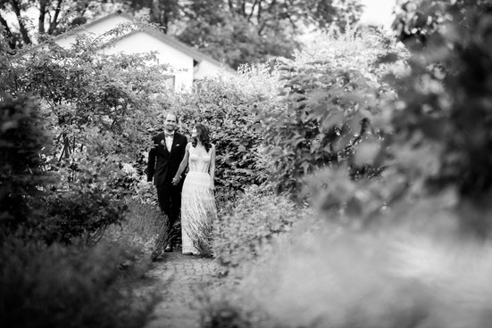 Hochzeitsfotografie in Hannover – natürliches Paarfoto im Grünen
