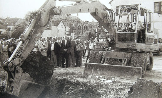 Symbolischer "erster Spatenstich" für die Stadthalle am 26.08.1985