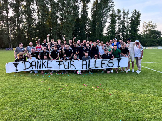 Geschafft! Am 21.06.2025 feierten wir den Abschluss einer sehr erfolgreichen Saison. Nach dem Aufstieg in die Kreisoberliga im letzten Jahr erreichte unsere 1. Mannschaft den 3. Platz. - Ein großer Dank an alle Beteiligten und Unterstützer!