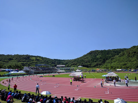 陸上競技会場の薩摩川内市陸上競技場は快晴のいい天気でした。