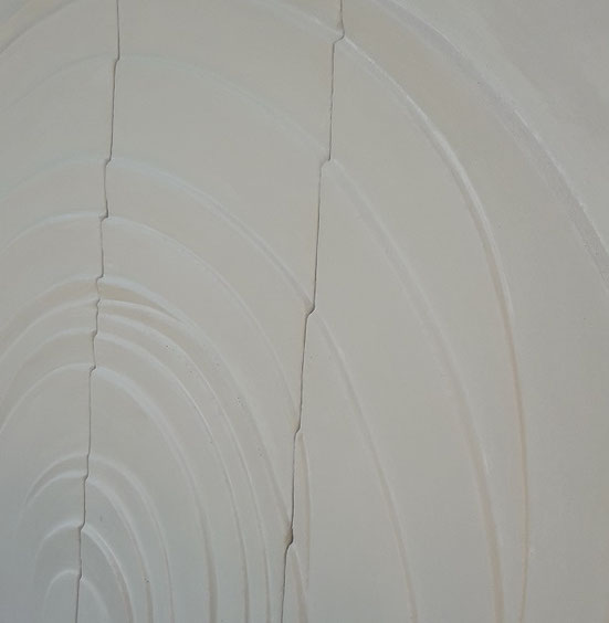 Mit Lehm und Pigment beschichtete Holzfaserplatte zur Wandgestaltung. Idee und Ausführung Wolfgang Altnöder