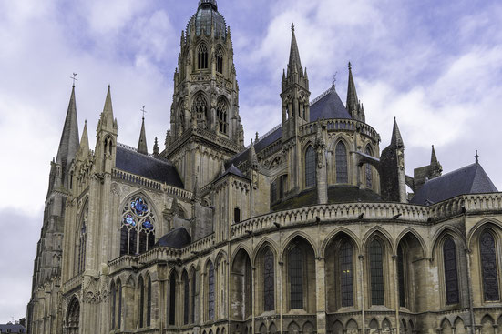 Bild: Blick auf das Westwerk der Cathédrale Notre-Dame de Bayeux in Bayeux