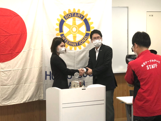 今年度持田理紗幹事(左)と前年度戸谷充宏幹事(右)